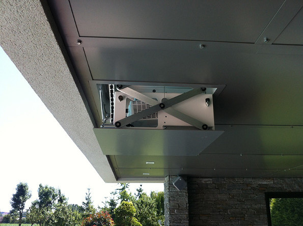 Installation projecteur pour pool cinéma